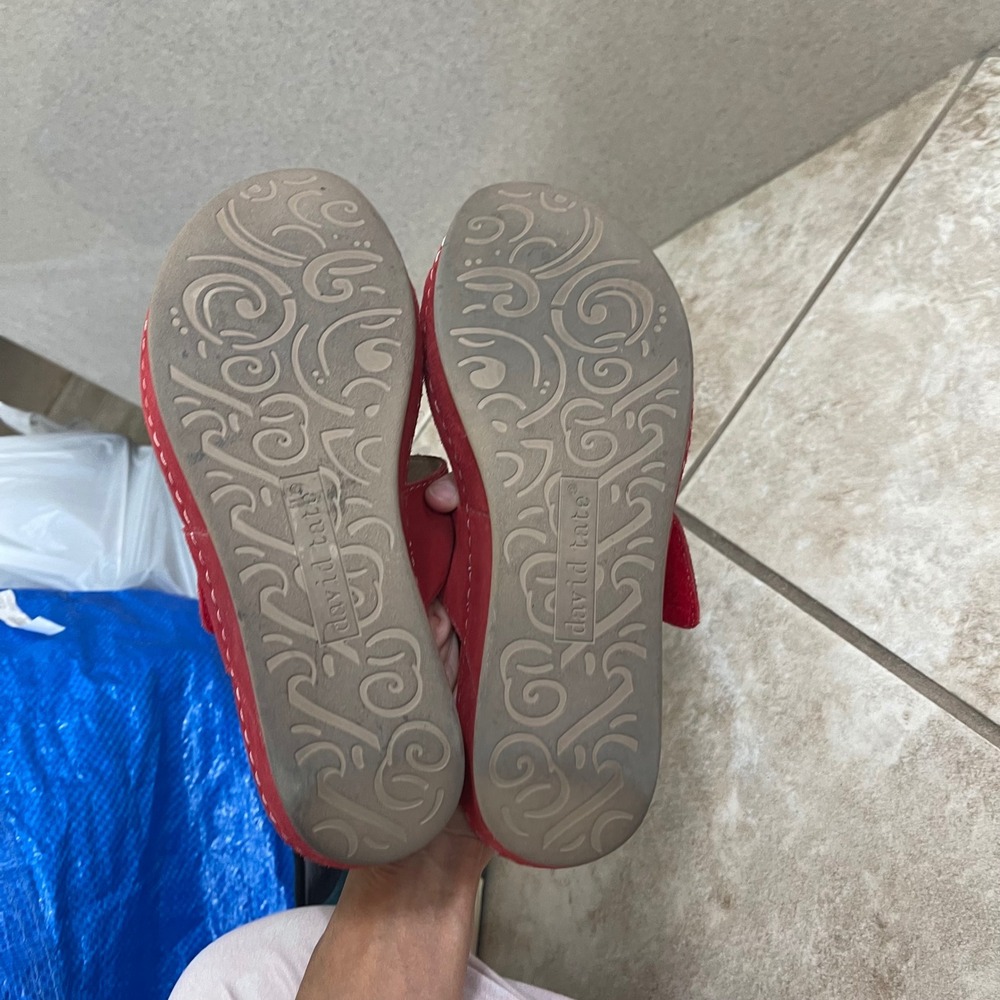 David Tate Red Suede Flower Accent Adjustable Strap Wedge Sandals 8W EUC spring - Picture 8 of 9